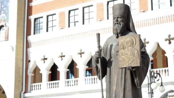Średni strzał stoi pomnik prawosławny odkryty — Wideo stockowe