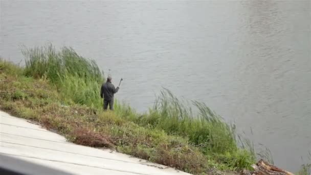 Ampia pesca uomo colpo nel fiume della città — Video Stock