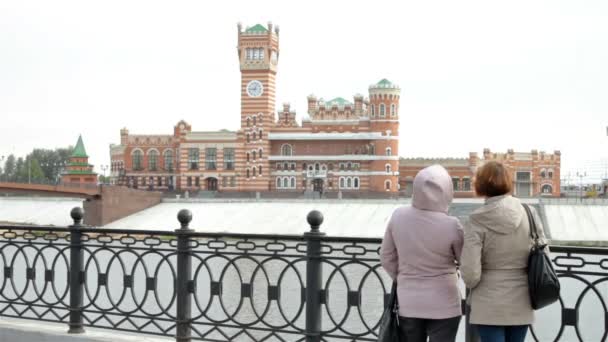 Szeroko strzał ludzi patrzy na miasto wzroku — Wideo stockowe