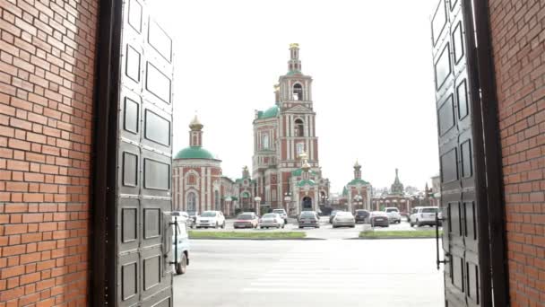 Medium shot through old door orthodox church — Stock Video