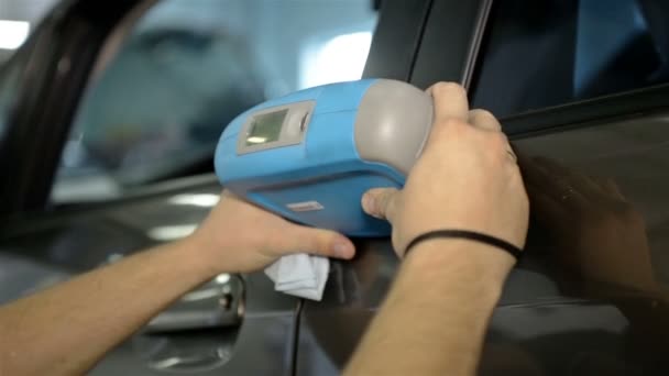 Zblízka střílel auto malování skener — Stock video