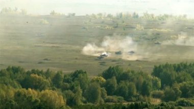 Ekstra vahşi atış askeri ateş, savaş ve çatışma kavramını Tank.