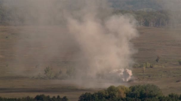 Lanzamiento salvaje de una enorme explosión en el campo de batalla — Vídeos de Stock