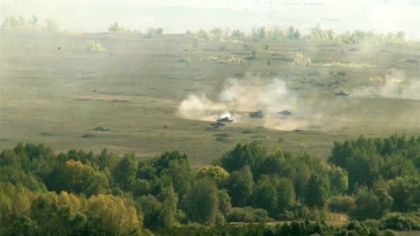 Tiro extra selvagem Tiro militar Tiro de tanque, conceito de guerra e conflito . — Vídeo de Stock