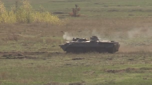 Extra divoké Shot vojenský Tank střílet, koncept války a konflikty. — Stock video