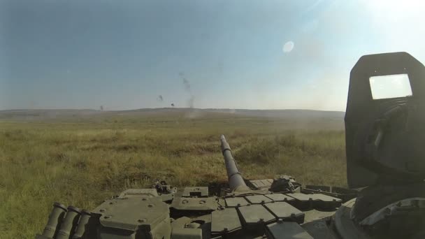 Боевая езда на танке и стрельба из ПТУР, ПТУР — стоковое видео