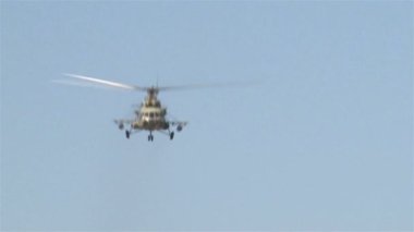 Askeri tatbikatları. Savaş uçan helikopter