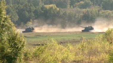 Ekstra vahşi atış askeri ateş, savaş ve çatışma kavramını Tank.