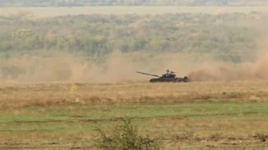 Ekstra vahşi atış askeri ateş, savaş ve çatışma kavramını Tank.