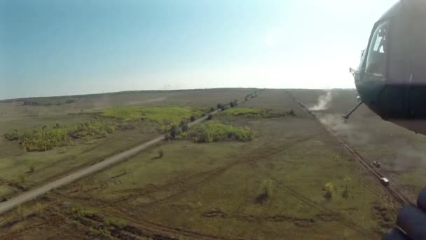 Uitzicht vanaf de helikopter vliegen op slagveld Pov — Stockvideo