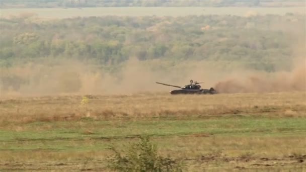 Zusätzliche wilde Schüsse auf militärische Panzer, Konzept von Krieg und Konflikt. — Stockvideo