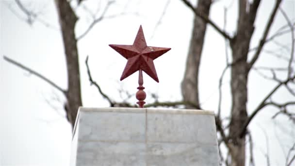 Gros plan Mémorial de l'Armée rouge sur l'étoile rouge du cimetière — Video