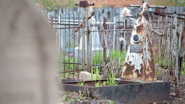 Il vecchio cimitero dell'Europa orientale — Video Stock