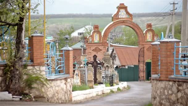 Старое кладбище в восточной Европе — стоковое видео