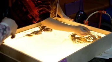 Kum animasyon. Eller kızlar kum çizmek