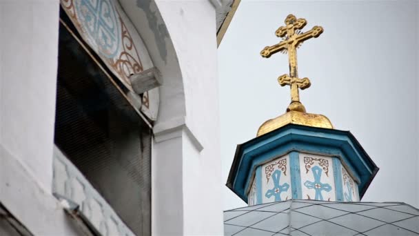 Christliche weiße Kirche bei trübem Wetter Sommer — Stockvideo