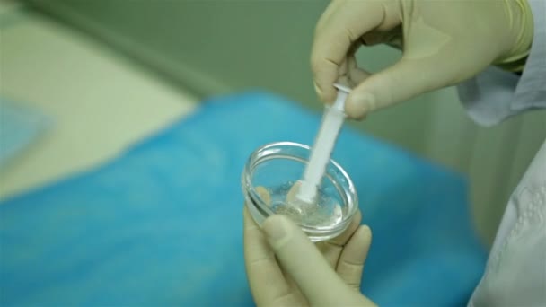 Cientista com seringa e substância — Vídeo de Stock
