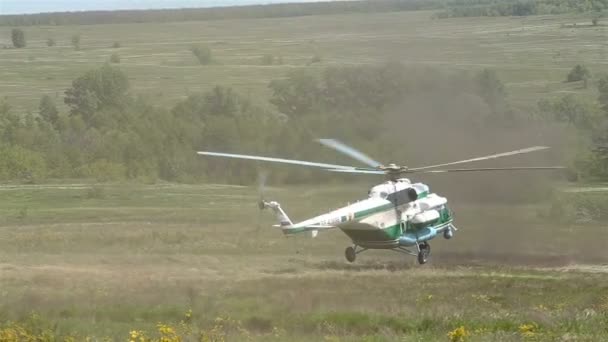 Wind shot Special force soldiers exit from a helicopter at battlefield — Stock Video