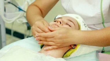 Orta çekim doktor Şevval Özçelik Güzellik masaj kadın