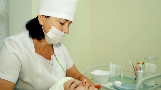 Meados Pan tiro Doutor esteticista massagem Mulher — Vídeo de Stock