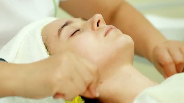 Close up shot Médico esteticista massagem Mulher — Vídeo de Stock