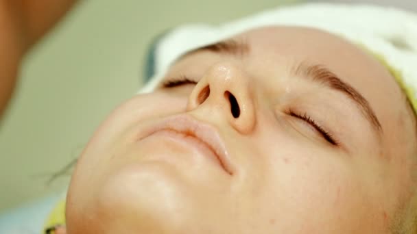 Close up shot Medico estetista massaggio Donna — Video Stock