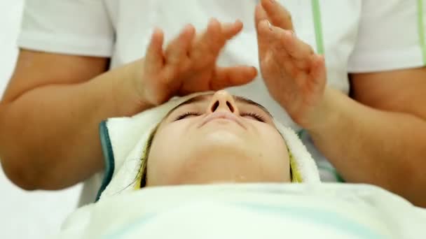 Крупный план Доктор косметолог массаж — стоковое видео