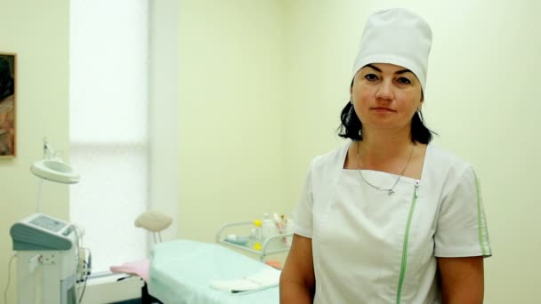 Médico de tiro médio olhando na câmera — Vídeo de Stock