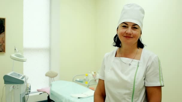 Médico de tiro médio olhando na câmera — Vídeo de Stock