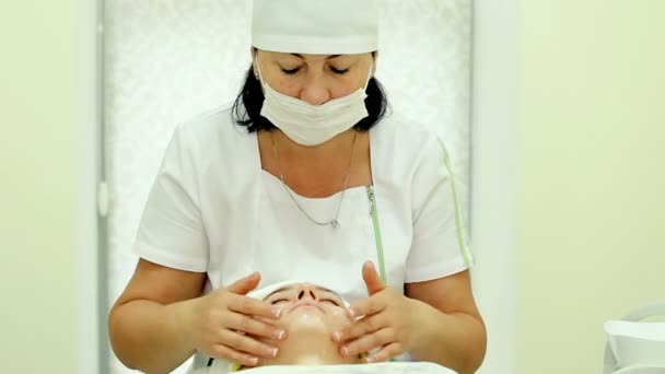 Mediados tiro médico esteticista masaje mujer — Vídeos de Stock