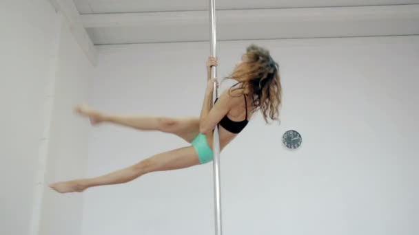 宽镜头的年轻姑娘跳舞 poledance 在白色的房间里 — 图库视频影像