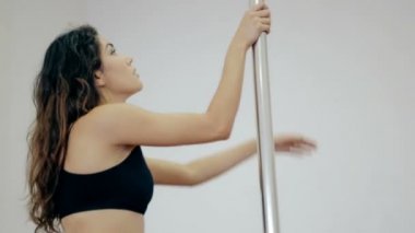 Orta poledance beyaz odada dans genç kızı vurdu