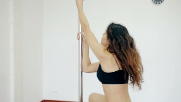 介质射年轻姑娘跳舞 poledance 在白色的房间里 — 图库视频影像