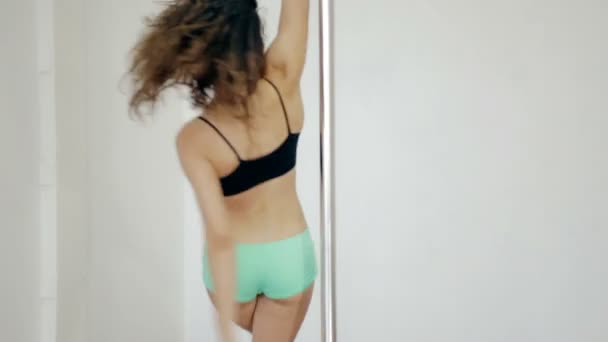 Medium shot jong meisje dansen paaldansen in witte kamer — Stockvideo