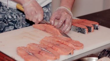 Taze kırmızı balık kesmek aşçı vurdu yakın çekim