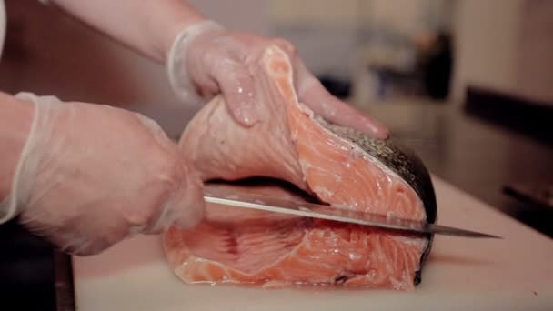 Close up tiro o cozinheiro cortar peixe vermelho fresco — Vídeo de Stock