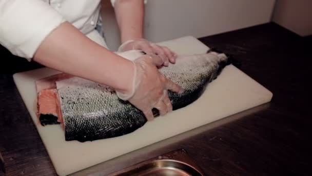 La mijlocul împuşcăturii bucătarul a tăiat peştele roşu proaspăt — Videoclip de stoc