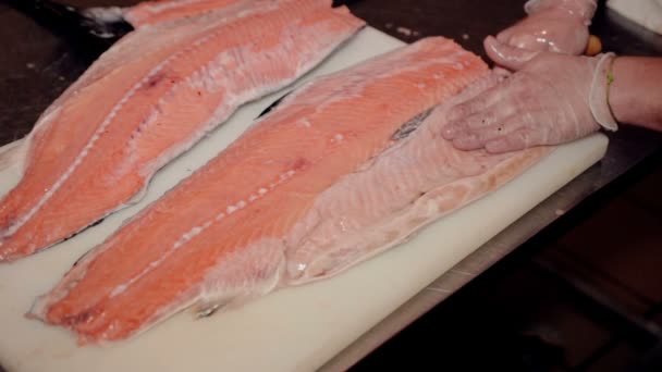 Close up tiro o cozinheiro cortar peixe vermelho fresco — Vídeo de Stock