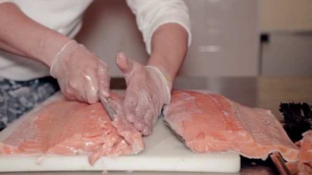 クローズ アップをカット新鮮な赤魚料理を撮影 — ストック動画