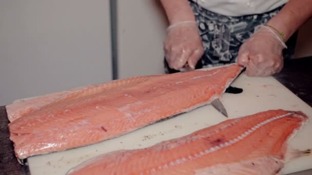 Meados de tiro o cozinheiro cortar peixe vermelho fresco — Vídeo de Stock