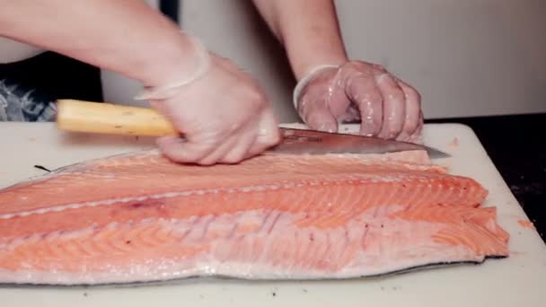 Close up tiro o cozinheiro cortar peixe vermelho fresco — Vídeo de Stock