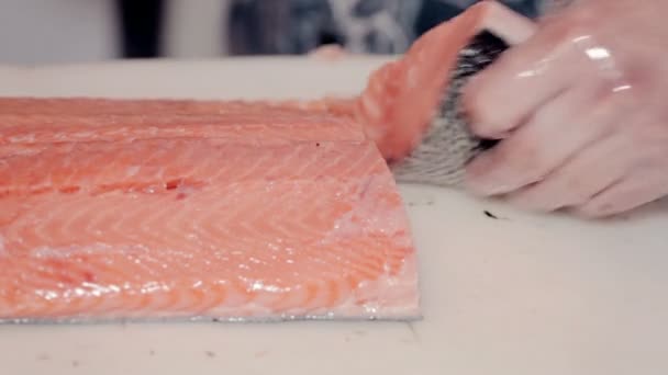 Close up tiro o cozinheiro cortar peixe vermelho fresco — Vídeo de Stock
