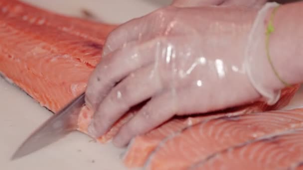 De cerca disparó el cocinero cortar pescado rojo fresco — Vídeo de stock