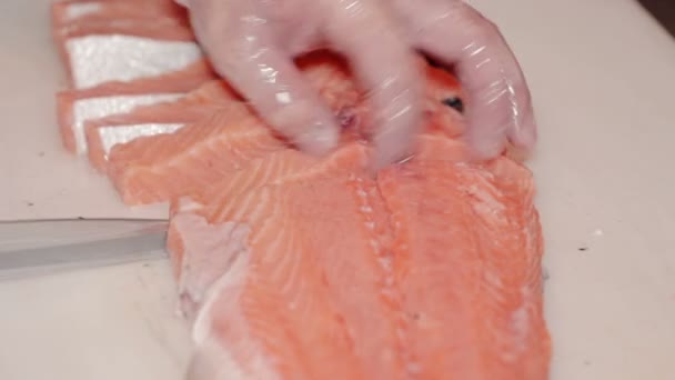 Gros plan sur le cuistot coupé poisson rouge frais — Video