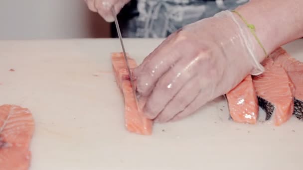 De cerca disparó el cocinero cortar pescado rojo fresco — Vídeo de stock