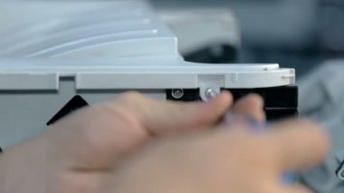 Yakın çekim işçi kadar elektronik malzeme onarır