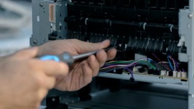 Yakın çekim işçi kadar elektronik malzeme onarır