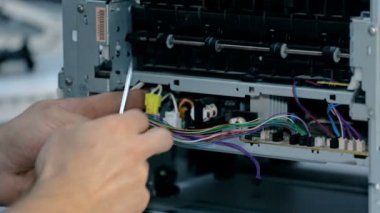 Yakın çekim işçi kadar elektronik malzeme onarır