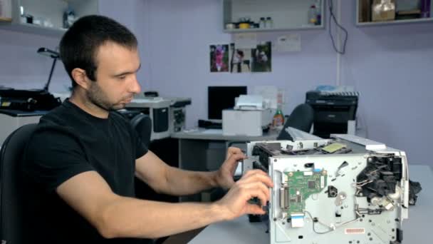 Mid shot werknemer reparaties elektronische spullen — Stockvideo