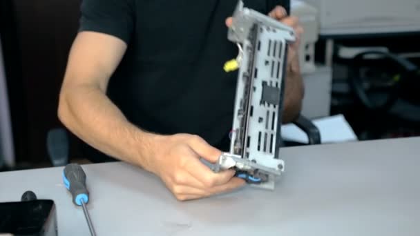 Mid shot werknemer reparaties elektronische spullen — Stockvideo